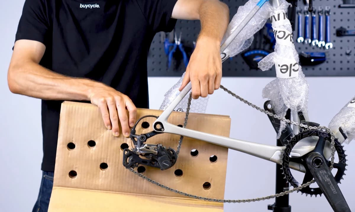 Protecting derailleur during packing